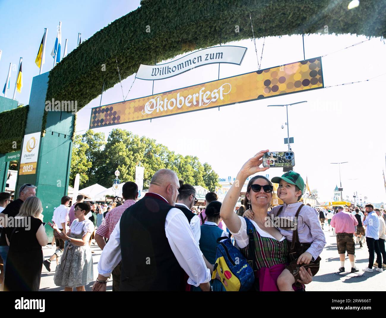 München, Deutschland. September 2023. Selfies auf dem Oktoberfest in München, 16. September 2023. Das 188. Oktoberfest, eines der größten Volksfeste Deutschlands, wurde hier am Samstag offiziell eröffnet. Es wird voraussichtlich am 3. Oktober abgeschlossen sein. Quelle: Zhang Fan/Xinhua/Alamy Live News Stockfoto