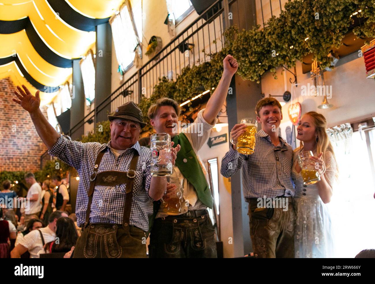 München, Deutschland. September 2023. Die Leute genießen Bier auf dem Oktoberfest in München, 16. September 2023. Das 188. Oktoberfest, eines der größten Volksfeste Deutschlands, wurde hier am Samstag offiziell eröffnet. Es wird voraussichtlich am 3. Oktober abgeschlossen sein. Quelle: Zhang Fan/Xinhua/Alamy Live News Stockfoto