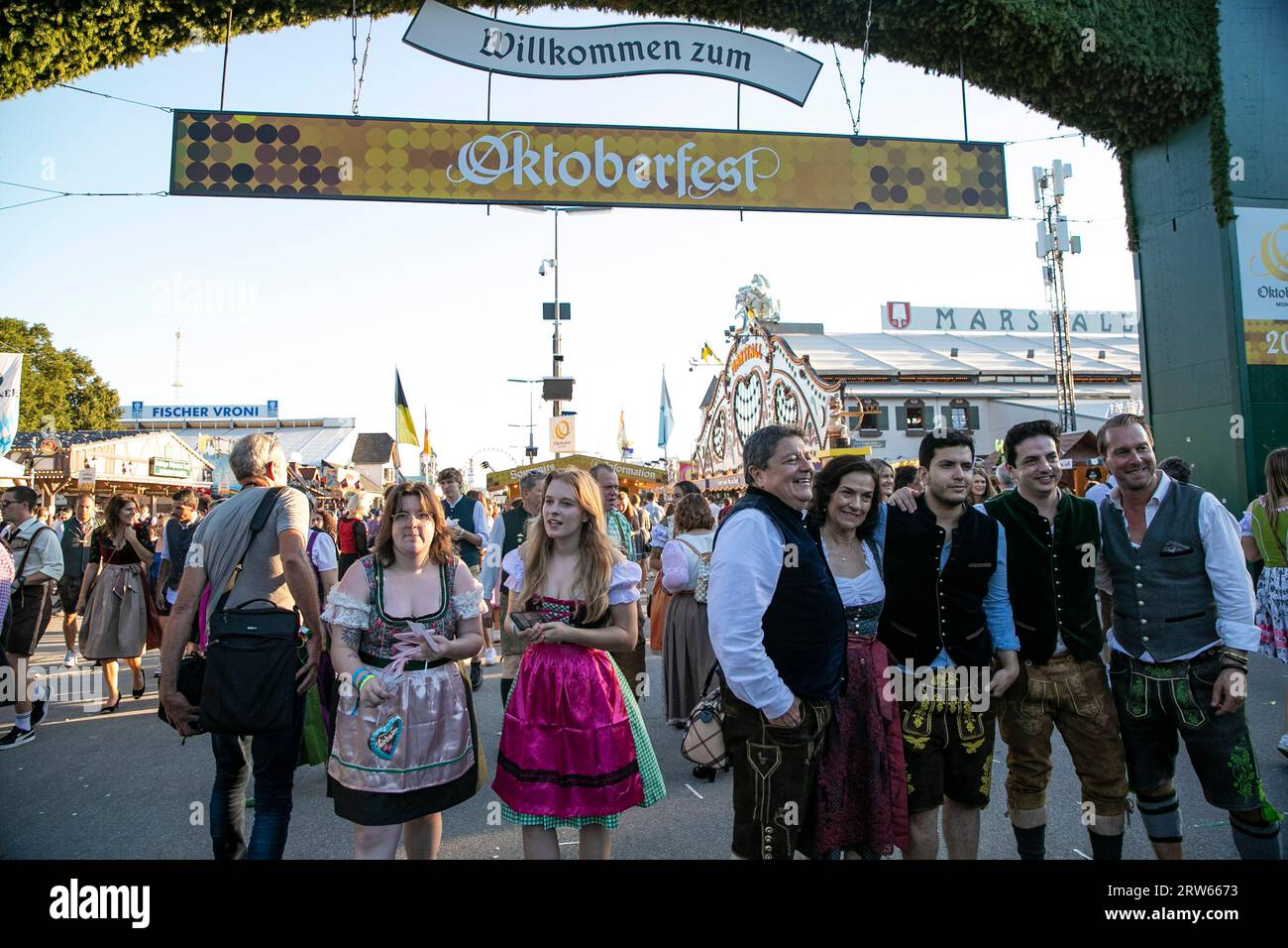 München, Deutschland. September 2023. Besucher besuchen das Oktoberfest am 16. September 2023 in München. Das 188. Oktoberfest, eines der größten Volksfeste Deutschlands, wurde hier am Samstag offiziell eröffnet. Es wird voraussichtlich am 3. Oktober abgeschlossen sein. Quelle: Zhang Fan/Xinhua/Alamy Live News Stockfoto