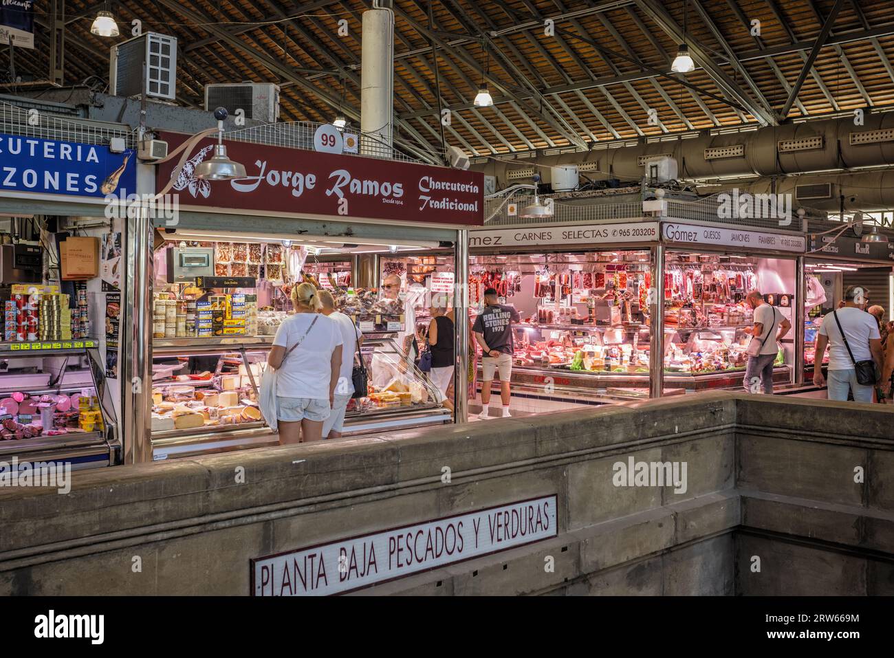 Fleischstände und Einkäufer im Mercado de Asbastos in Alicante, Spanien, am 29. August 2023 Stockfoto