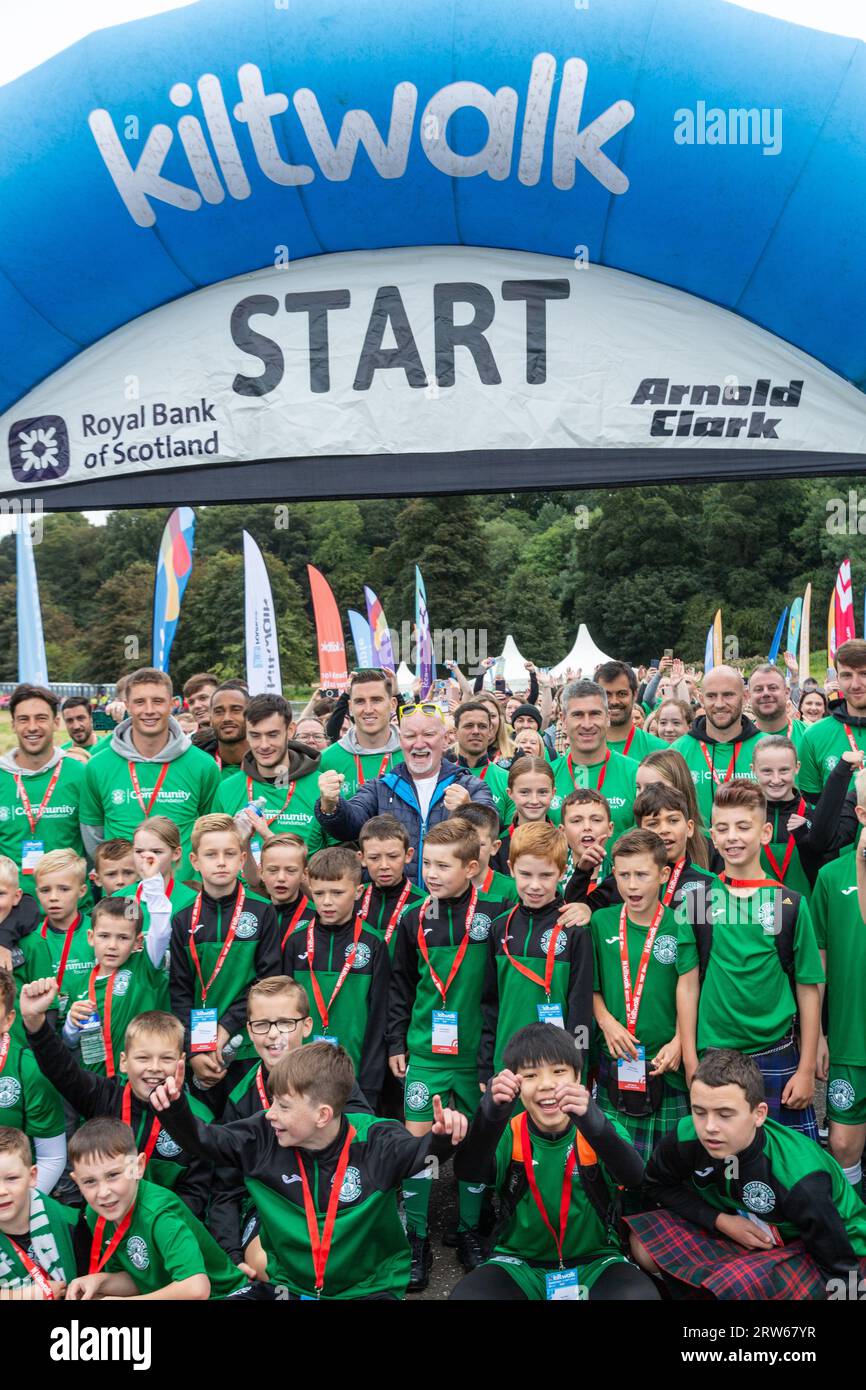 Edinburgh, Schottland. 17. September 2023. Sir Tom Hunter zu Beginn des Wee Wander 8 Mile Walk © Richard Newton / Alamy Live News Stockfoto