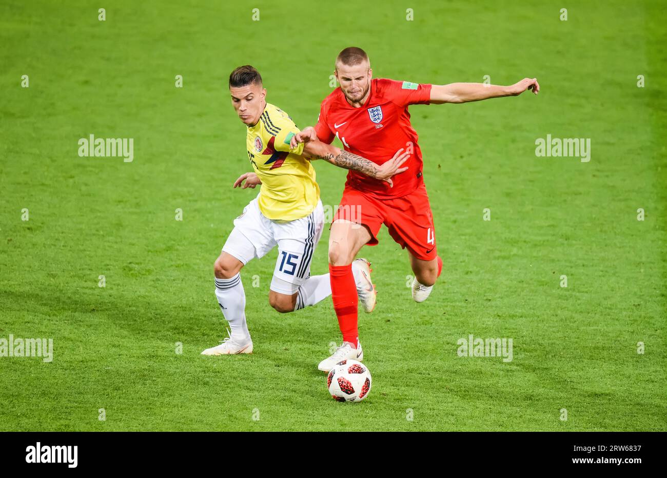Moskau, Russland – 3. Juli 2018. England-Mittelfeldspieler Eric Dier gegen Kolumbien-Mittelfeldspieler Mateus Uribe während der Weltmeisterschaft 2018 in Roun Stockfoto