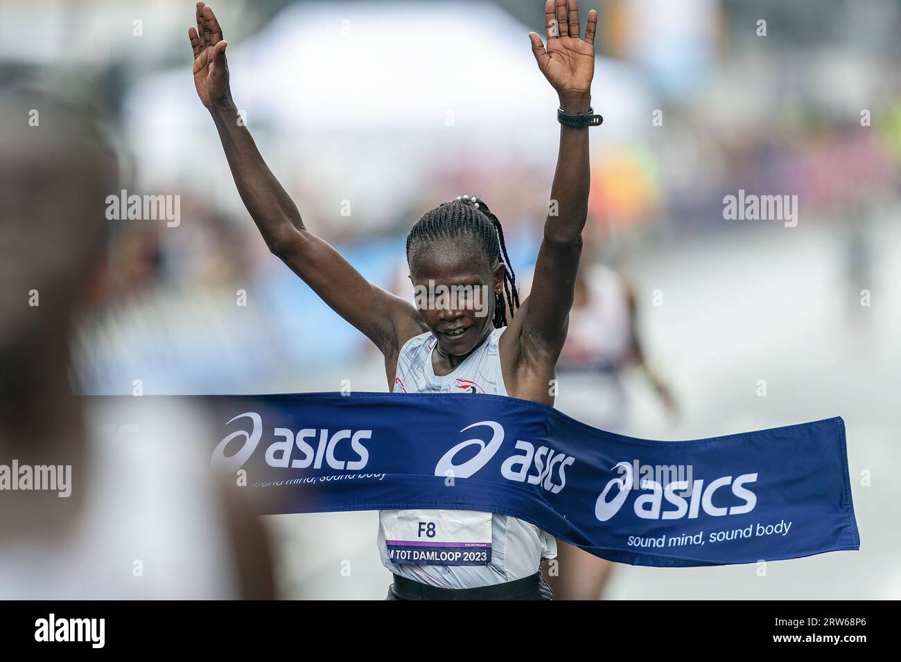 ZAANDAM - Agnes Keino überquert die Linie als Sieger der 37. Ausgabe des Damloop. ANP RONALD HOOGENDOORN Stockfoto