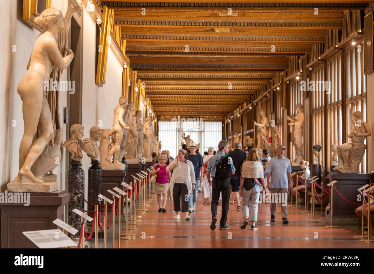 Im zweiten Stock einer langen Galerie römischer Statuen und Büsten römischer Kaiser in den Uffizien in Florenz in der Toskana. Stockfoto