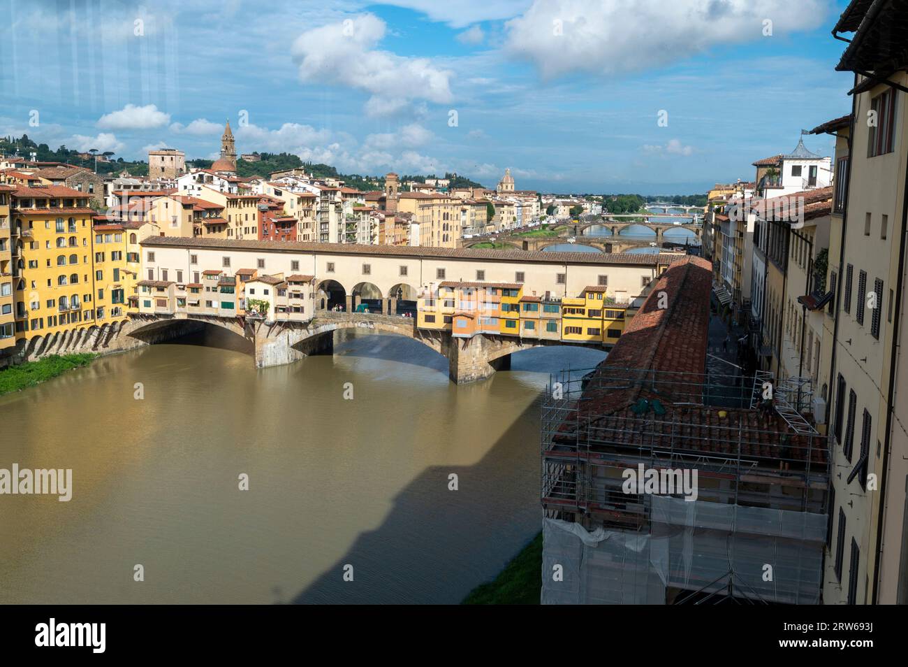 Fensteransicht von Arbeitern, die einen Teil des Ziegeldaches auf dem Corridoio Vasariano (Vasari-Korridor) restaurieren. Es ist von Renaissance-Architektur und ist das nächste Stockfoto