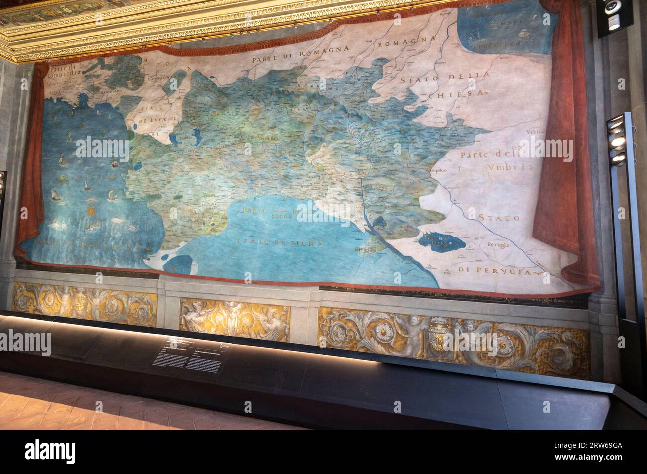 Eine große Öltapete, die auf die Wand des neuen Dominions des Staates Siena mit den florentinischen und sienesischen Gebieten in Raum A verputzt wurde Stockfoto