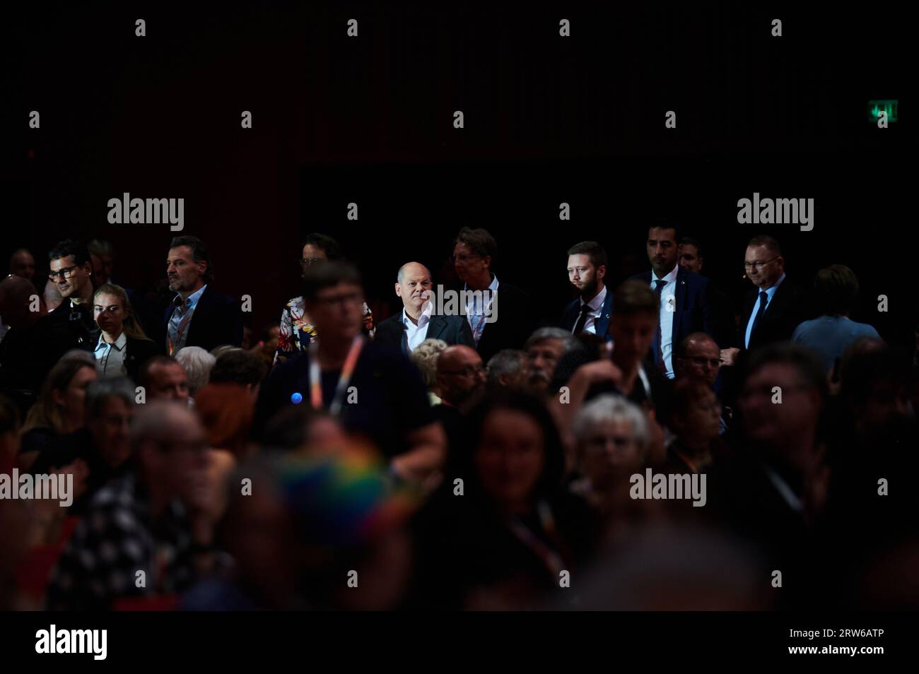 Berlin, Deutschland. September 2023. Bundeskanzler Olaf Scholz (Mitte, SPD) trifft bei der Eröffnungsveranstaltung des 6. Bundeskongresses Verdis ein. Der Kongress der United Services Union findet unter dem Motto "Morgen braucht uns" im Estrel Congress Center statt. Annette Riedl/dpa/Alamy Live News Stockfoto