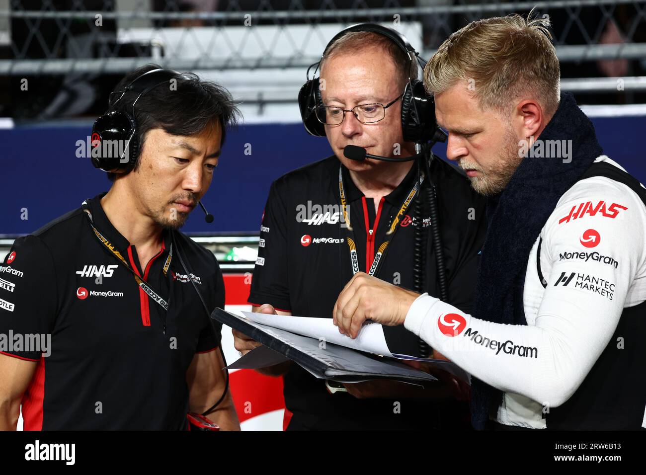 Singapur, Singapur. September 2023. Kevin Magnussen (DEN) Haas F1 Team mit Ayao Komatsu (JPN) Haas F1 Team Race Engineer und Mark Slade (GBR) Haas F1 Team Race Engineer in der Startaufstellung. Formel-1-Weltmeisterschaft, Rd 16, Singapur Grand Prix, Sonntag, 17. September 2023. Marina Bay Street Circuit, Singapur. Quelle: James Moy/Alamy Live News Stockfoto