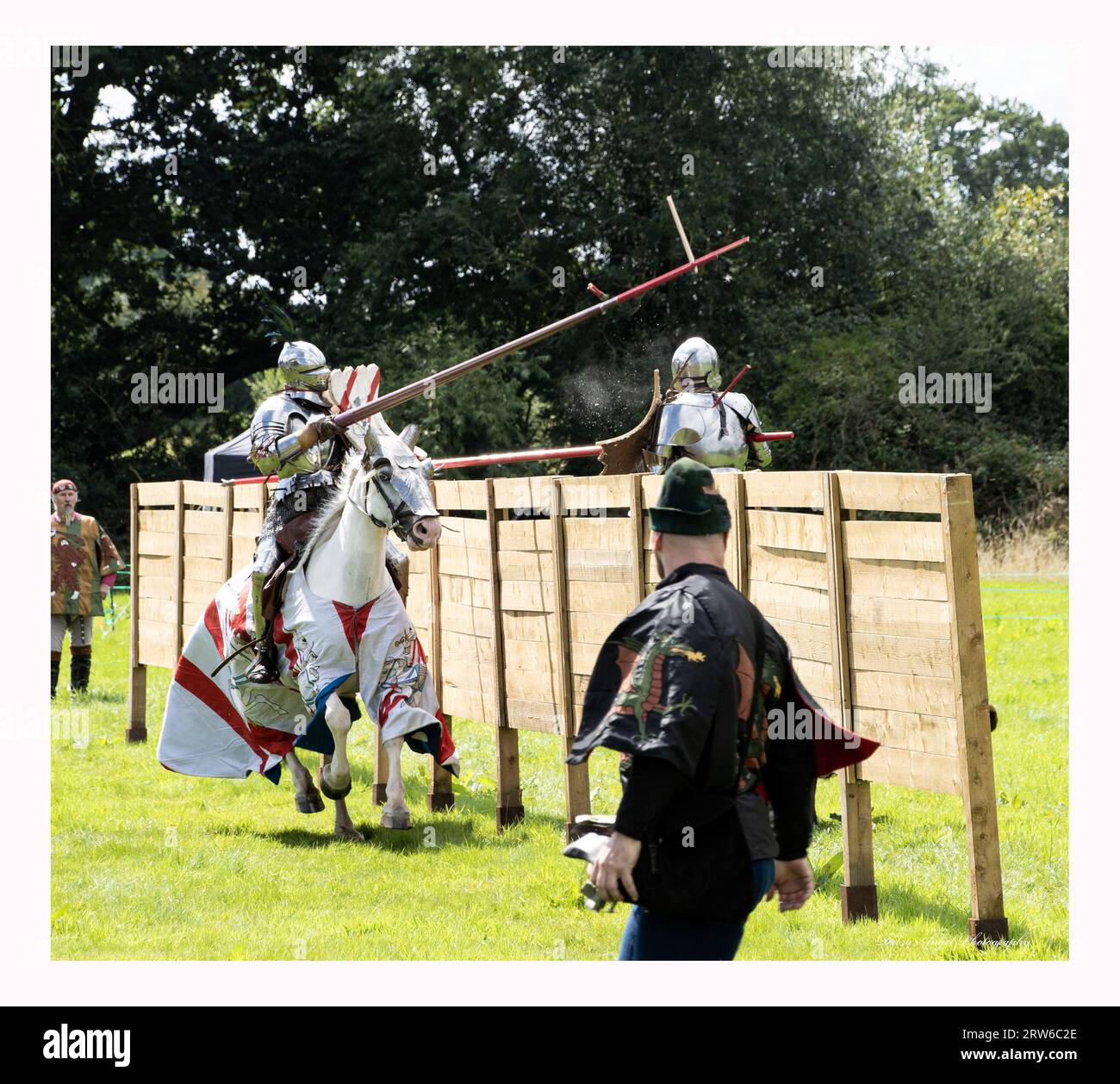 Kenilworth England 29. Juli 2023 zwei Ritterkämpfe gegeneinander in einer Joust auf kenilworth Castle Stockfoto