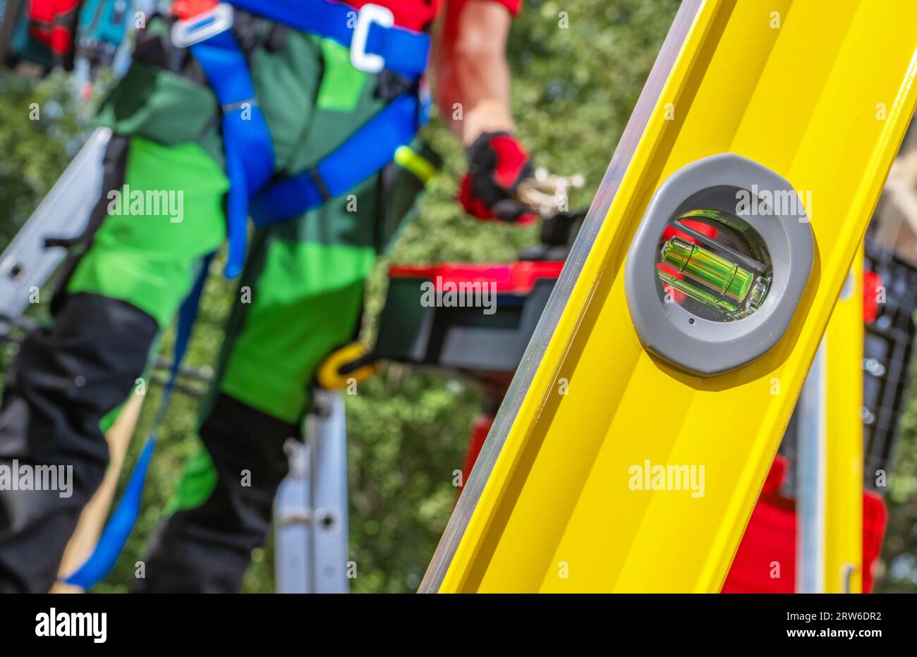 Klassischer Bubble Spirit Level und Bauarbeiter im Hintergrund Stockfoto