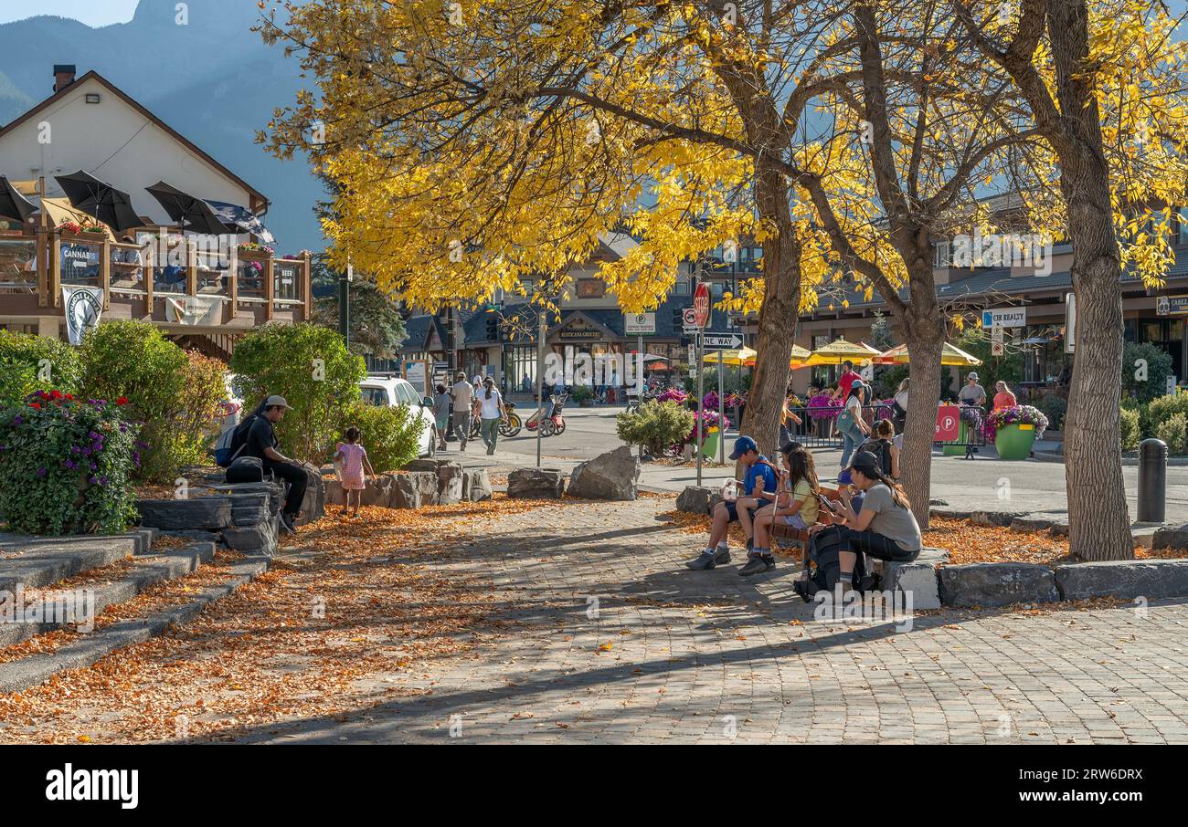 Canmore, Alberta, Kanada – 16. September 2023: Die Menschen sitzen auf einem plaza im Stadtzentrum Stockfoto