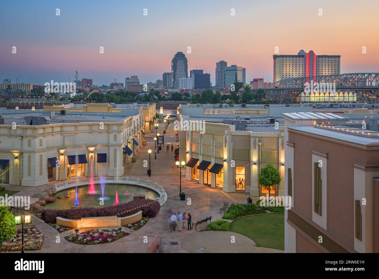 Shreveport, Louisiana, USA, Skyline der Innenstadt und Einkaufsviertel in der Abenddämmerung. Stockfoto