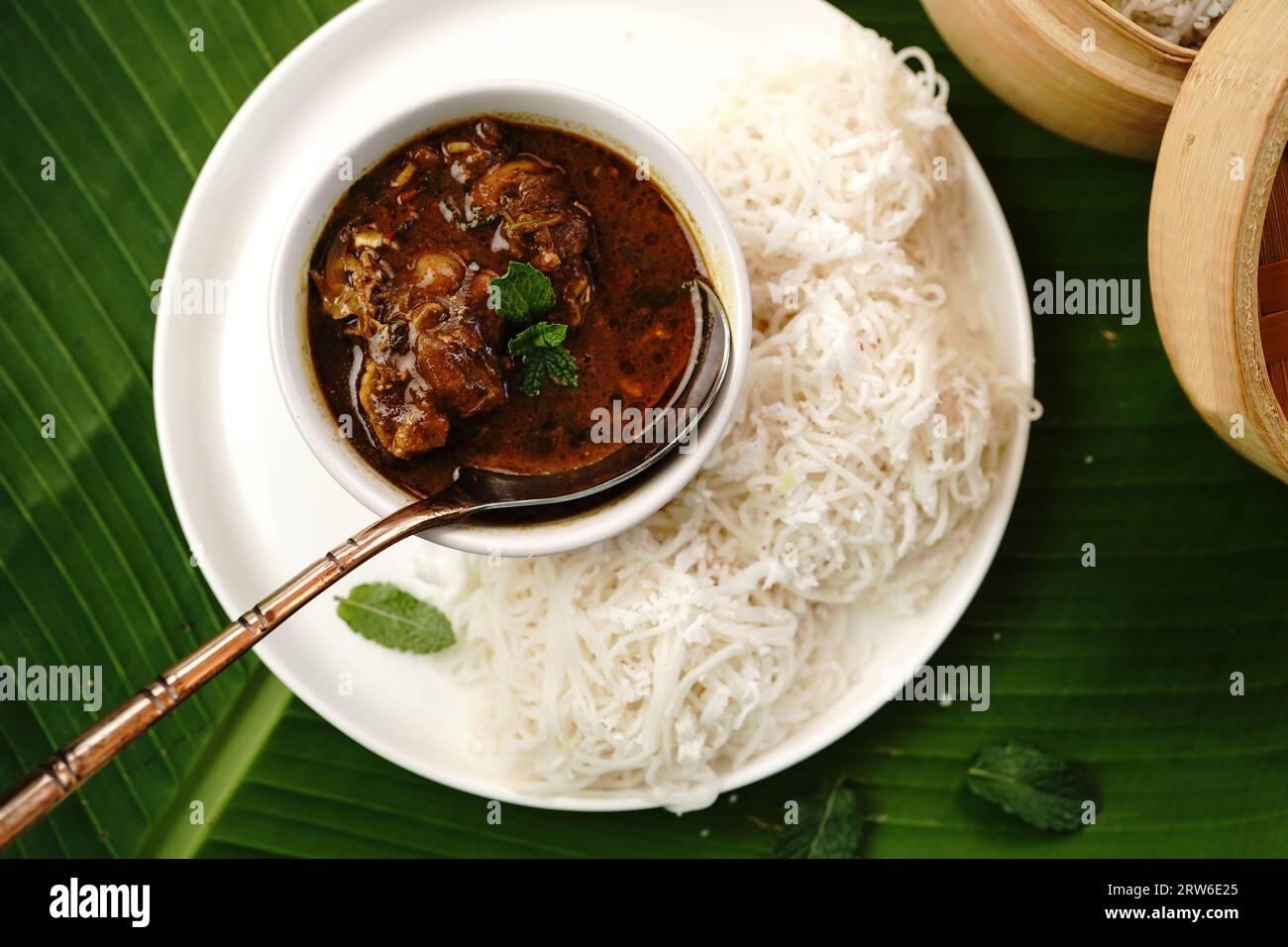 Idiyappam mit Hühnercurry | Kerala gedämpftes Frühstück aus Reismehl Stockfoto