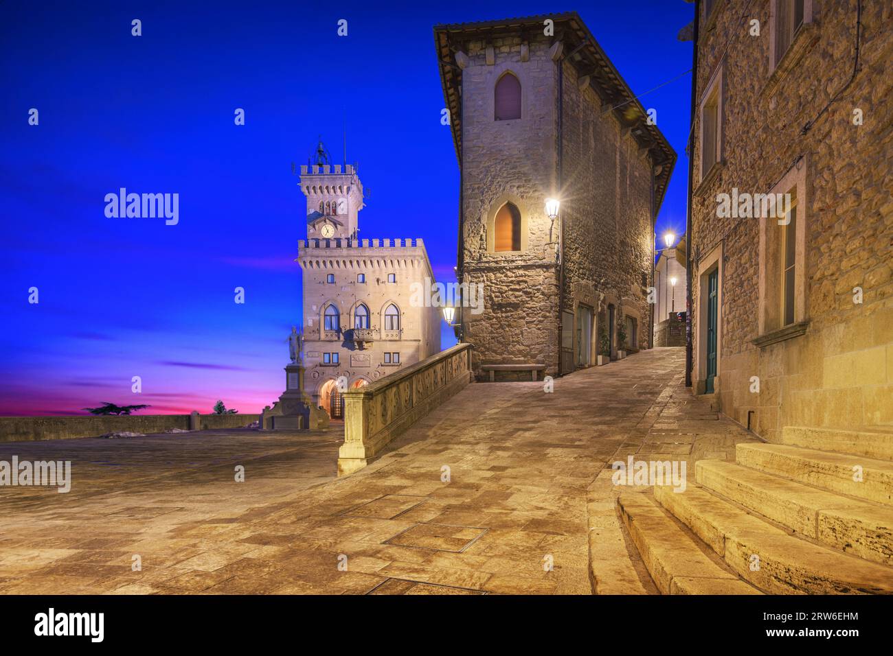 Piazza della Liberta in San Marino bei Dämmerung. Stockfoto