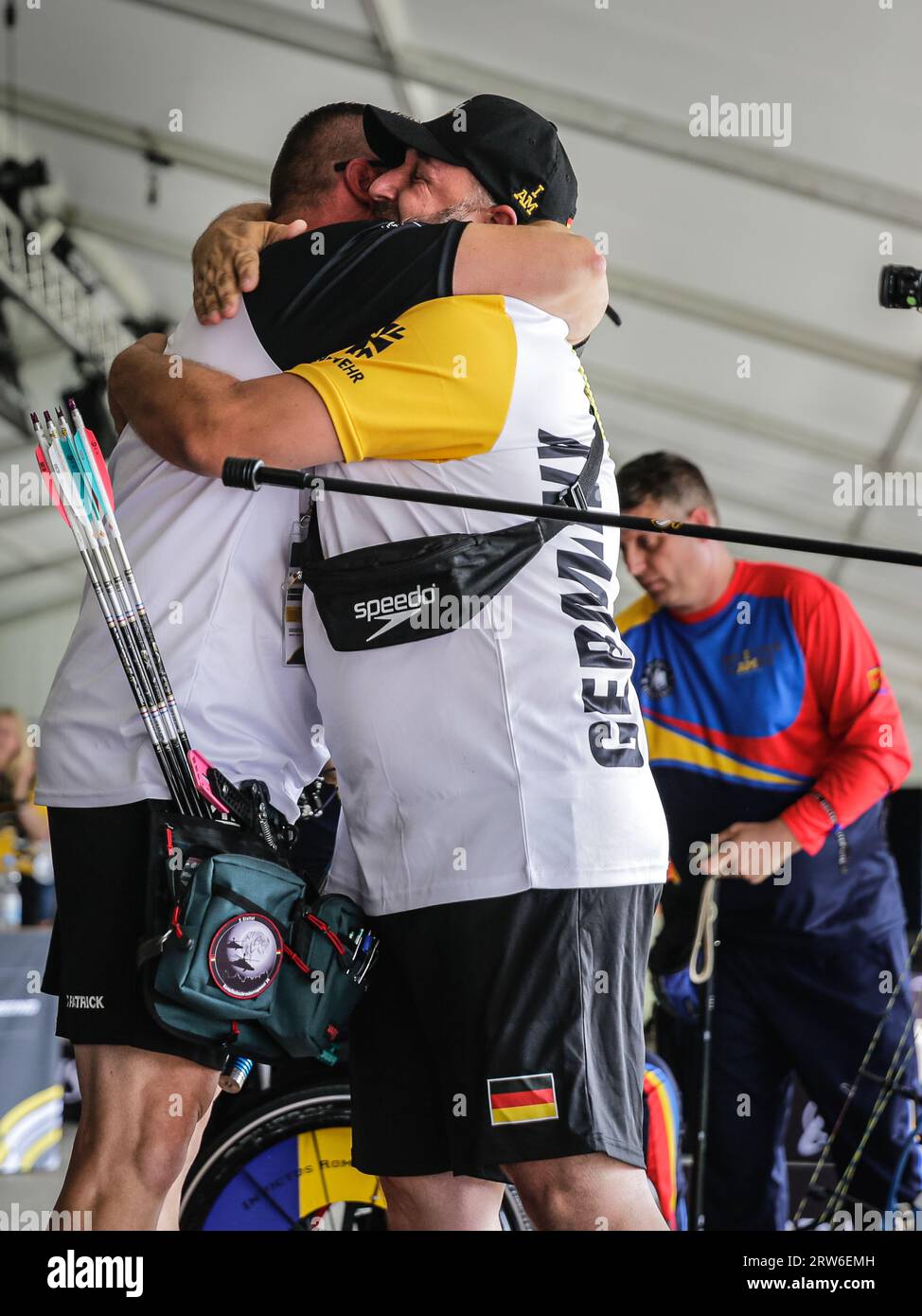 Düsseldorf, Deutschland. September 2023. Team Germany feiert. Das deutsche Bogenschützenteam aus Jens Niemeyer, Kevin Koitka und Tom Grunwald gewinnt am letzten Tag der Invictus Games 2023 Düsseldorf das Bogenschießen-Finale von 278 bis 274. Quelle: Imageplotter/Alamy Live News Stockfoto