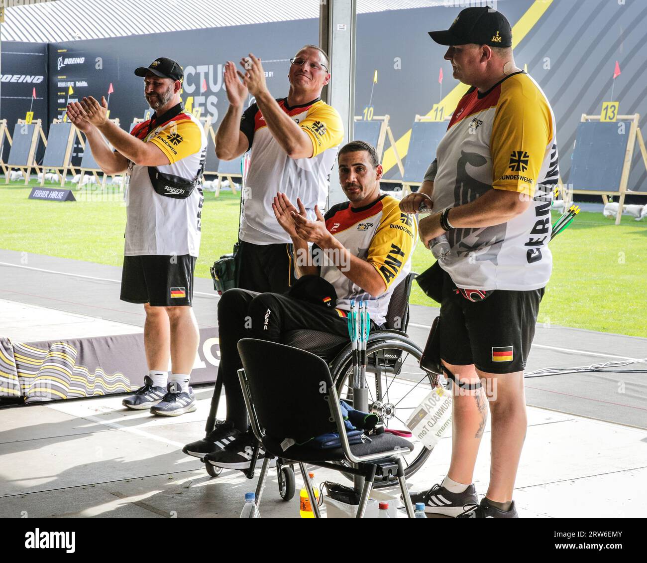 Düsseldorf, Deutschland. September 2023. Das deutsche Bogenschützenteam aus Jens Niemeyer, Kevin Koitka und Tom Grunwald gewinnt am letzten Tag der Invictus Games 2023 Düsseldorf das Bogenschießen-Finale mit 278 zu 274 Punkten. Quelle: Imageplotter/Alamy Live News Stockfoto