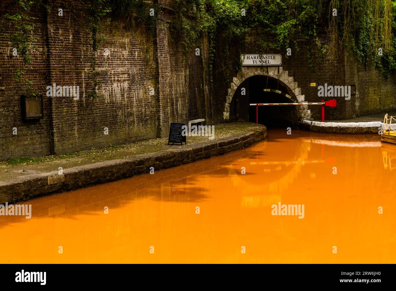 Der Trent- und Mersey-Kanal und der nördliche Eingang zum Harecastle-Tunnel, Kidsgrove, Newcastle-under-Lyme. Das Wasser ist orange, weil wenn Ton Stockfoto