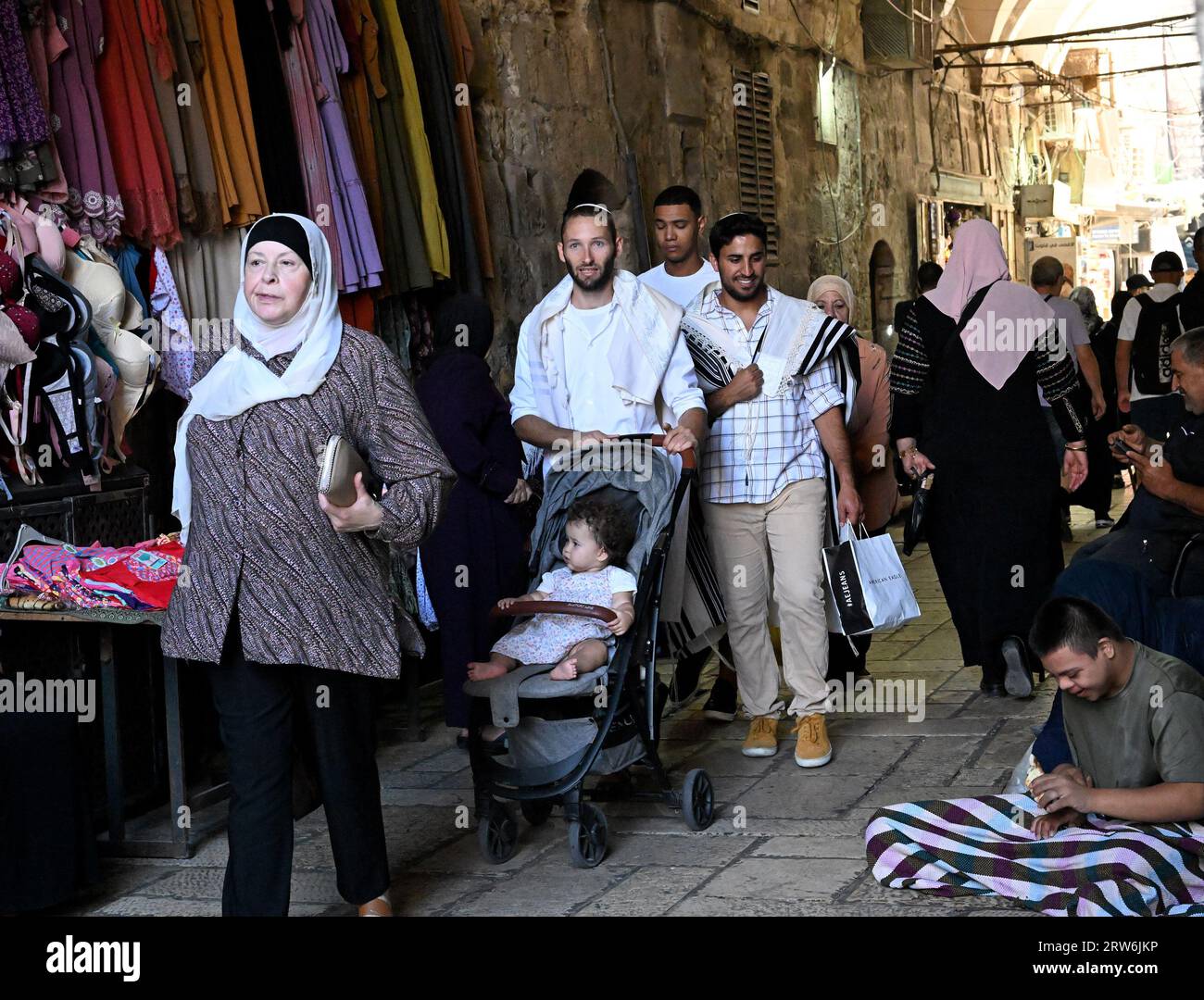 Altstadt Von Jerusalem, Israel. September 2023. Orthodoxe Juden spazieren im muslimischen Viertel der Altstadt von Jerusalem am zweiten Tag von Rosch Haschana, dem jüdischen Neujahr, am Sonntag, dem 17. September 2023. Rosh Hashanah ist der Beginn der jüdischen Hochfeiertage oder Ehrentage, die in zehn Tagen mit Jom Kippur enden. Foto von Debbie Hill/Credit: UPI/Alamy Live News Stockfoto
