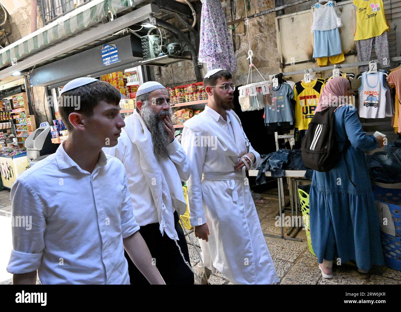 Altstadt Von Jerusalem, Israel. September 2023. Orthodoxe Juden spazieren im muslimischen Viertel der Altstadt von Jerusalem am zweiten Tag von Rosch Haschana, dem jüdischen Neujahr, am Sonntag, dem 17. September 2023. Rosh Hashanah ist der Beginn der jüdischen Hochfeiertage oder Ehrentage, die in zehn Tagen mit Jom Kippur enden. Foto von Debbie Hill/Credit: UPI/Alamy Live News Stockfoto