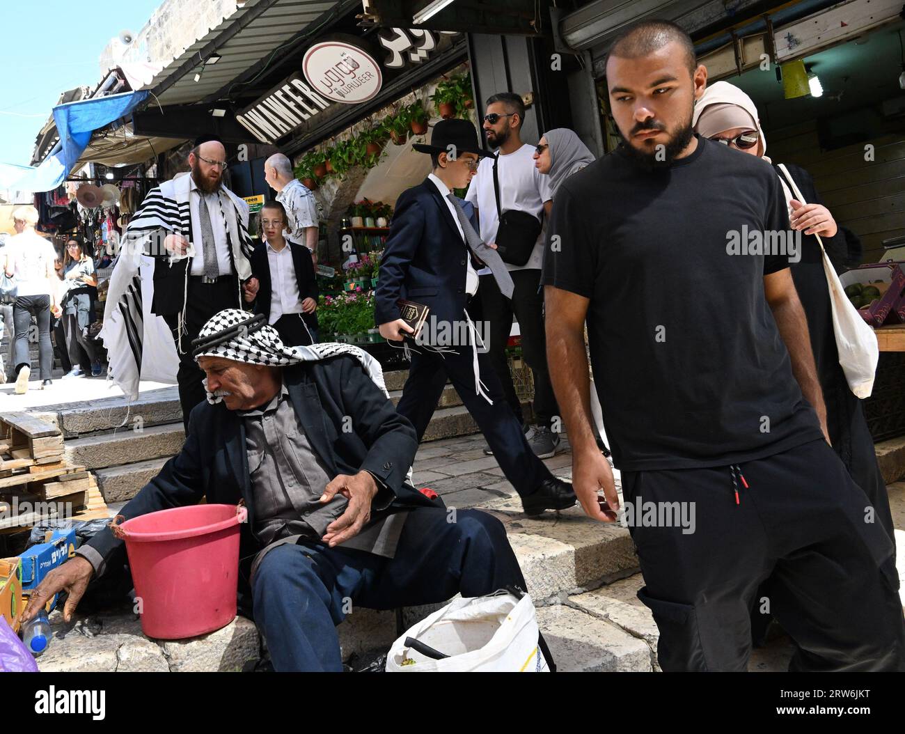 Altstadt Von Jerusalem, Israel. September 2023. Ultraorthodoxe Juden gehen hinter einem palästinensischen Verkäufer im muslimischen Viertel der Altstadt von Jerusalem am zweiten Tag von Rosch Haschana, dem jüdischen Neujahr, am Sonntag, dem 17. September 2023. Rosh Hashanah ist der Beginn der jüdischen Hochfeiertage oder Ehrentage, die in zehn Tagen mit Jom Kippur enden. Foto von Debbie Hill/Credit: UPI/Alamy Live News Stockfoto