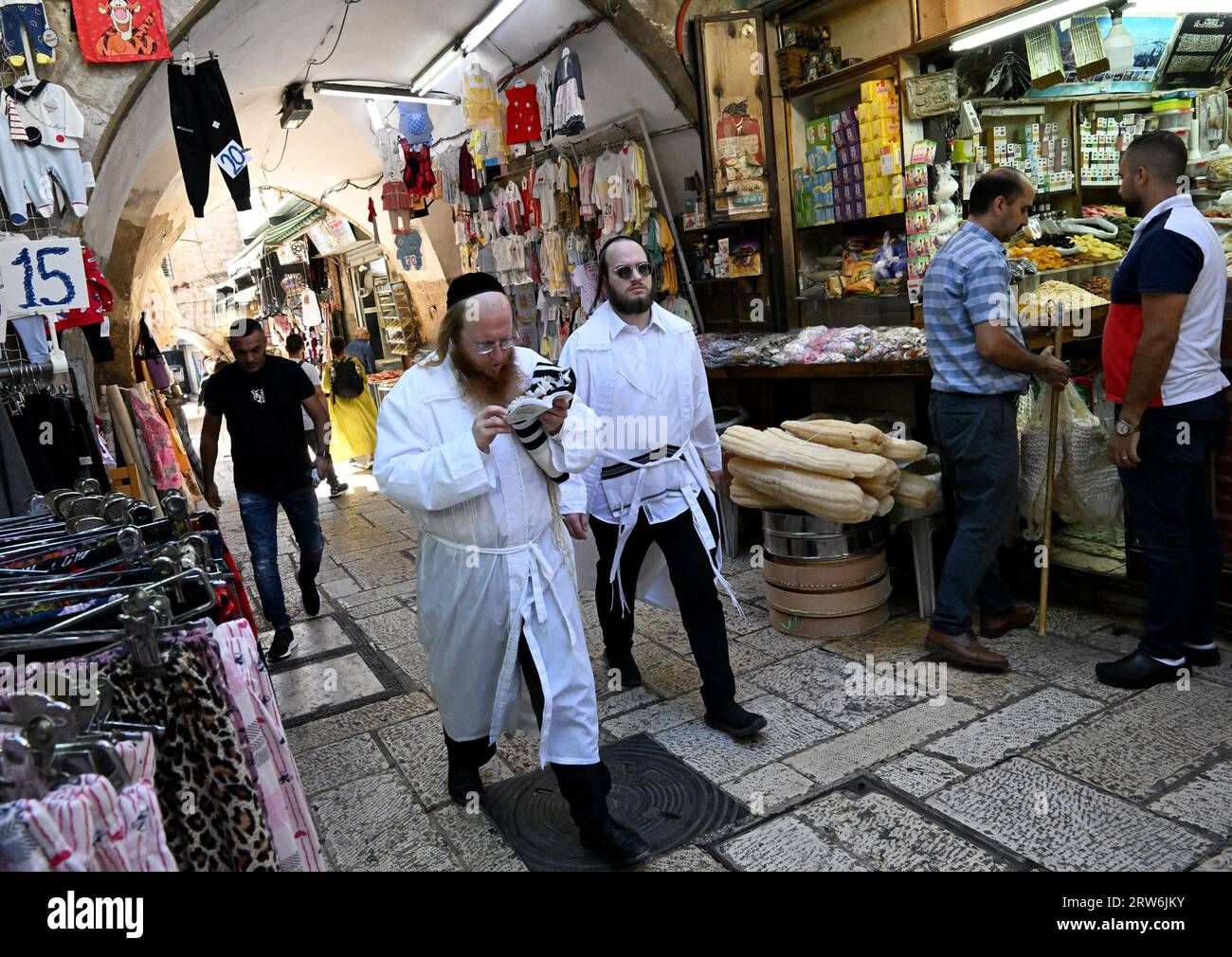 Altstadt Von Jerusalem, Israel. September 2023. Ultraorthodoxe Juden gehen am zweiten Tag des jüdischen Neujahrsfestes Rosch Hashanah am Sonntag, dem 17. September 2023, im muslimischen Viertel der Altstadt von Jerusalem spazieren. Rosh Hashanah ist der Beginn der jüdischen Hochfeiertage oder Ehrentage, die in zehn Tagen mit Jom Kippur enden. Foto von Debbie Hill/Credit: UPI/Alamy Live News Stockfoto