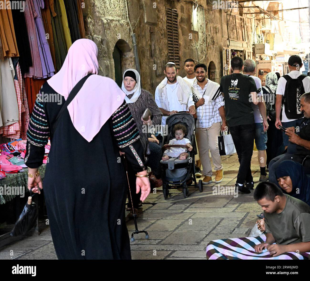 Altstadt Von Jerusalem, Israel. September 2023. Orthodoxe Juden spazieren im muslimischen Viertel der Altstadt von Jerusalem am zweiten Tag von Rosch Haschana, dem jüdischen Neujahr, am Sonntag, dem 17. September 2023. Rosh Hashanah ist der Beginn der jüdischen Hochfeiertage oder Ehrentage, die in zehn Tagen mit Jom Kippur enden. Foto von Debbie Hill/Credit: UPI/Alamy Live News Stockfoto