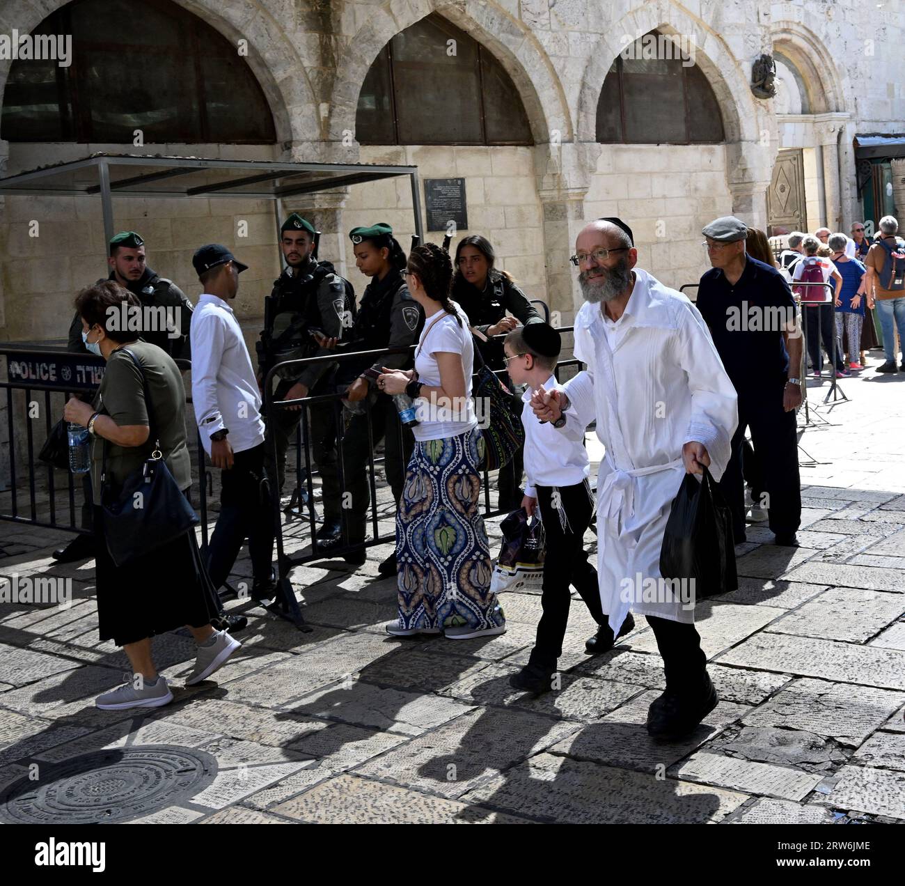 Altstadt Von Jerusalem, Israel. September 2023. Ultraorthodoxe Juden gehen am zweiten Tag des jüdischen Neujahrsfestes Rosch Hashanah am Sonntag, dem 17. September 2023, im muslimischen Viertel der Altstadt von Jerusalem spazieren. Rosh Hashanah ist der Beginn der jüdischen Hochfeiertage oder Ehrentage, die in zehn Tagen mit Jom Kippur enden. Foto von Debbie Hill/Credit: UPI/Alamy Live News Stockfoto