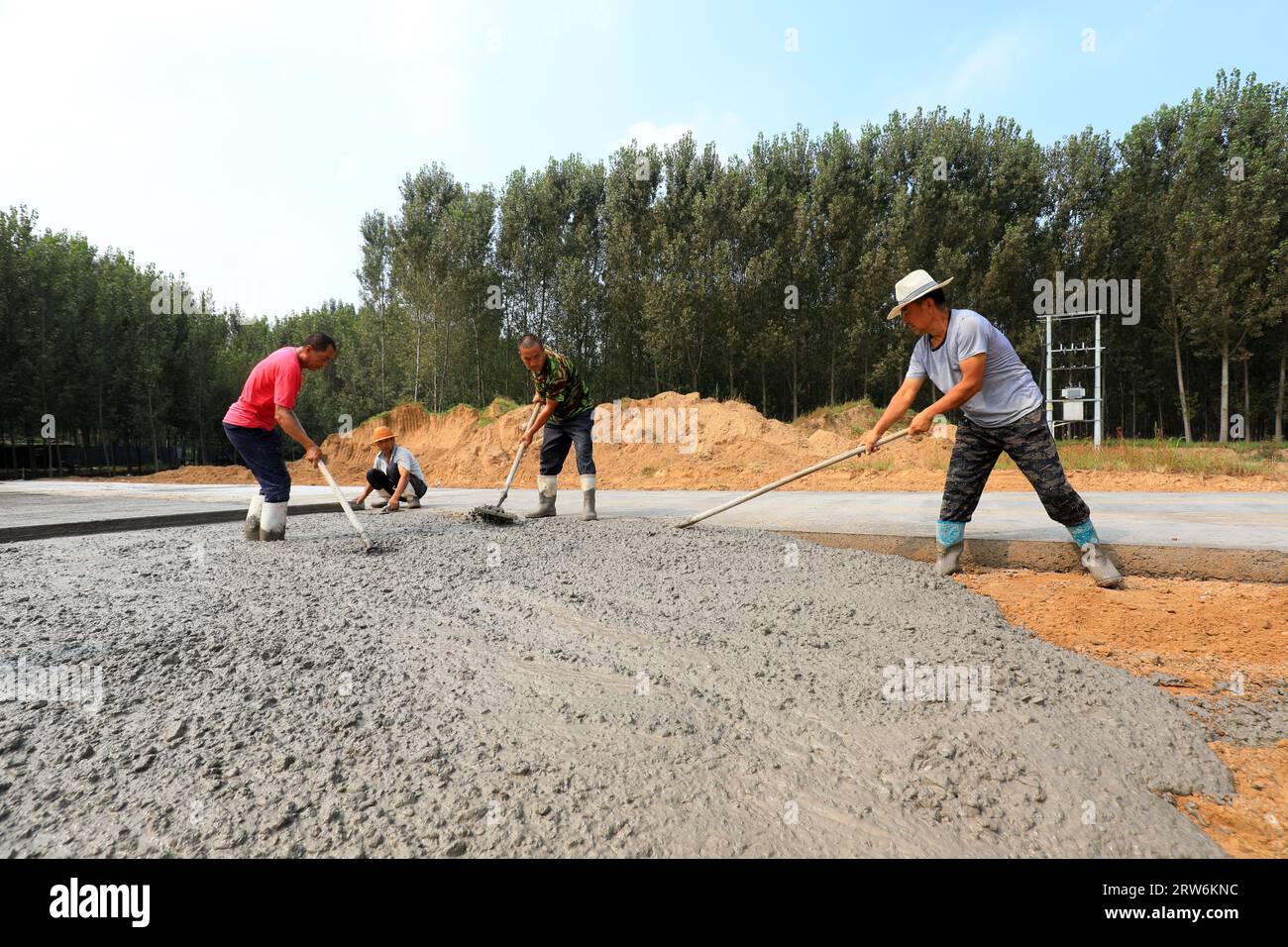 LUANNAN COUNTY, China - 3. September 2021: Arbeiter arbeiten hart auf Baustellen in Nordchina Stockfoto