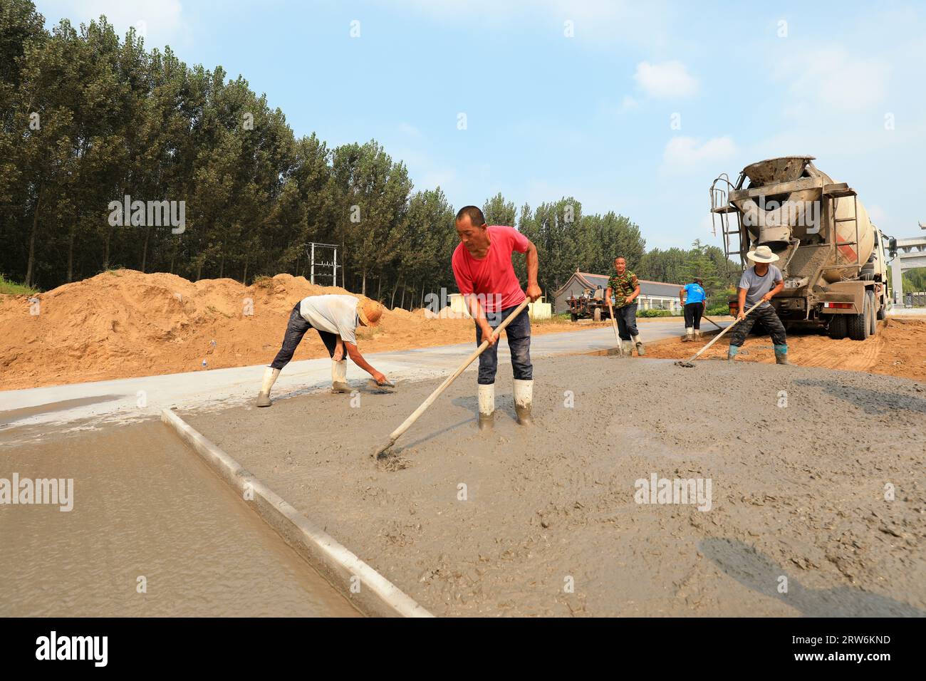 LUANNAN COUNTY, China - 3. September 2021: Arbeiter arbeiten hart auf Baustellen in Nordchina Stockfoto