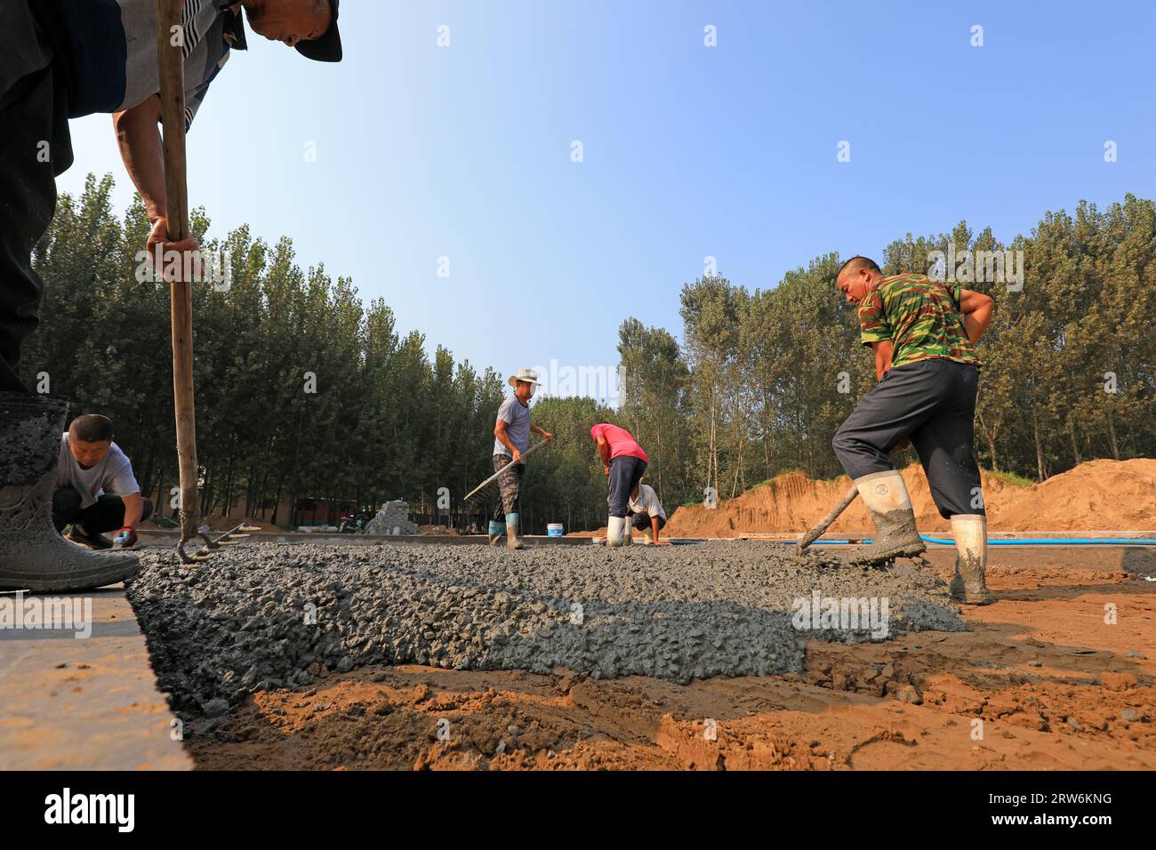 LUANNAN COUNTY, China - 3. September 2021: Arbeiter arbeiten hart auf Baustellen in Nordchina Stockfoto