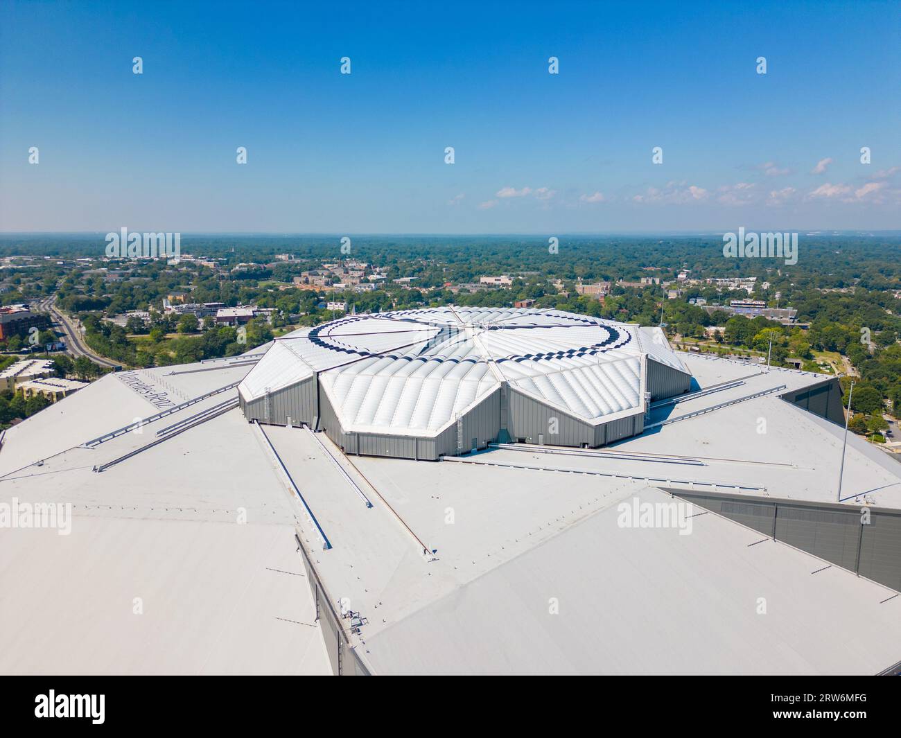 Atlanta, GA, USA - 8. September 2023: Luftdrohnen-Foto Mercedes Benz Stadium Atlanta Georgia USA Stockfoto