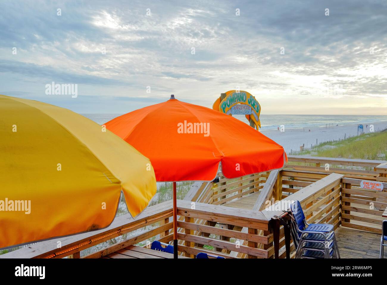 Pompano Joe's Restaurant und Bar Eingang zum Strand mit hellen Schirmtischen, am Miramar Beach, östlich von Destin, Florida, USA, am Golf von Mexiko. Stockfoto