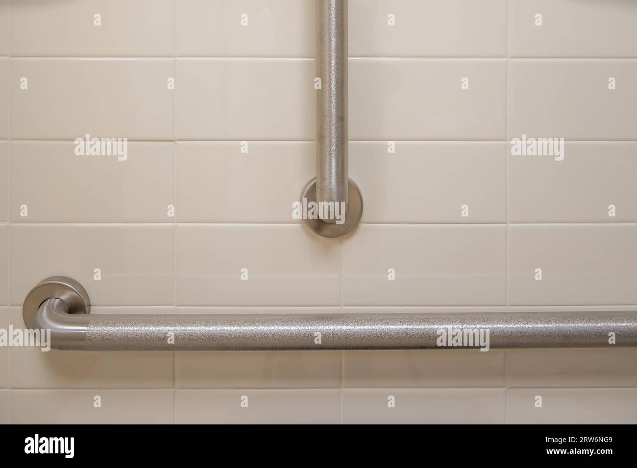 Nahaufnahme der im Badezimmer zugänglichen Haltegriffe, Bars, an einer Wand neben einer Toilette. Stockfoto