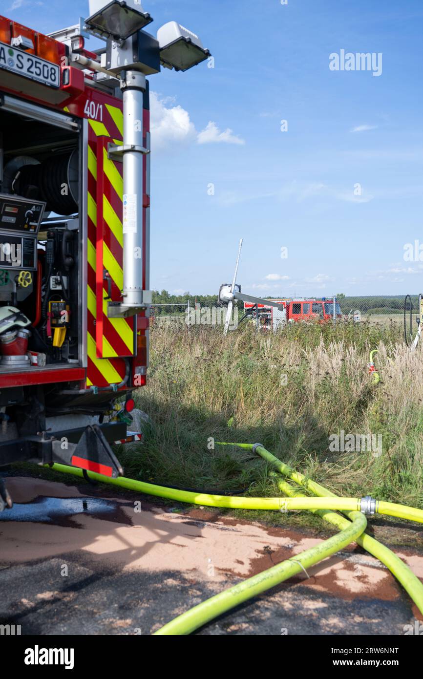 Bamberg, Deutschland. September 2023. Schutt aus einem Flugzeug (M) hängt in einem Zaun, während Feuerwehrfahrzeuge am Einsatzort stehen. Auf dem Flugplatz Bamberg-Breitenau stürzte laut Polizei ein kleines Flugzeug beim Start ab. Quelle: Pia Bayer/dpa/Alamy Live News Stockfoto