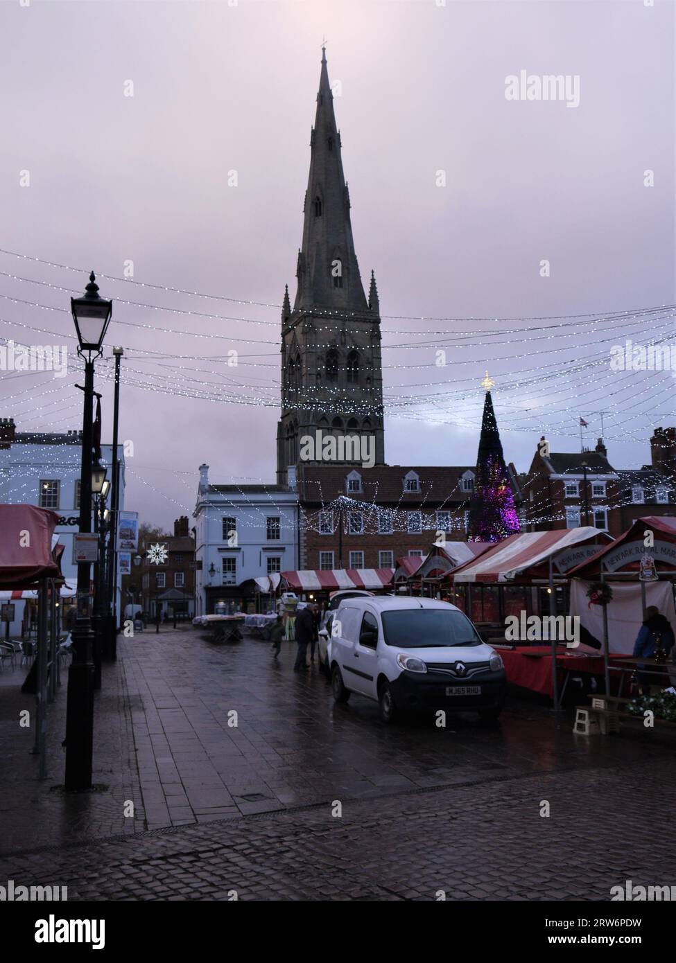 Newark-on-Trent, Nottinghamshire, Großbritannien - 3. Dezember 2022: Weihnachtslichter über dem Newark Royal Market, unter dem Turm der St. Mary Magdalene Church. Stockfoto