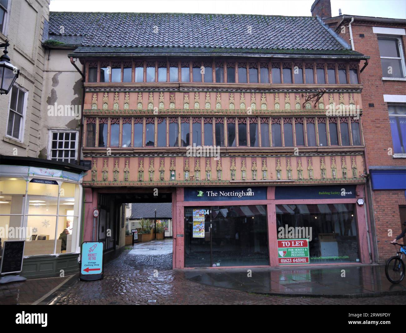 Newark-on-Trent, Nottinghamshire, Großbritannien - 3. Dezember 2022: The Olde White Hart, ein Fachwerkgebäude aus dem 15. Jahrhundert am Newark Market Place. Stockfoto