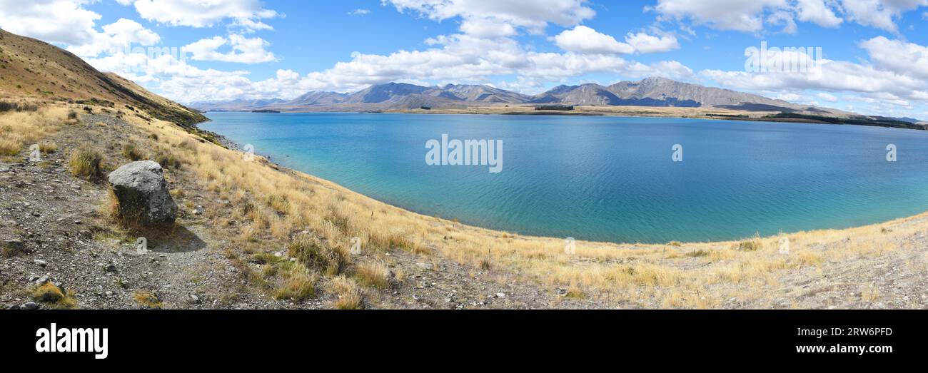 Lake Tekapo Panorama von einem Teil des Mount John Summit Circuit Track. Das Foto schaut nach Osten über das Wasser zu den zwei Daumenbergen. Stockfoto