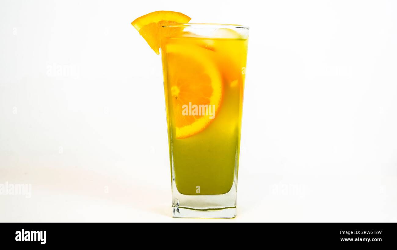 Gelber und grüner Cocktail mit Orange isoliert auf weißem Hintergrund Stockfoto
