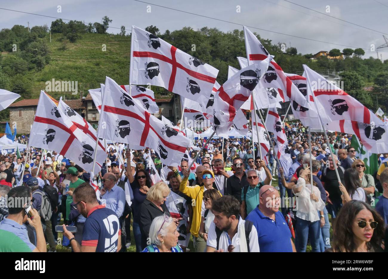 Pontida, Italien. September 2023. Regionale Gouverneure: Gianluca Zaia, Christian Solinas, Attilio Fontana, Donatella Tesei und Massimiliano Fedriga Gäste auf der Bühne bei der jährlichen Rallye der Salvini's League in Pontida Credit: Independent Photo Agency/Alamy Live News Stockfoto