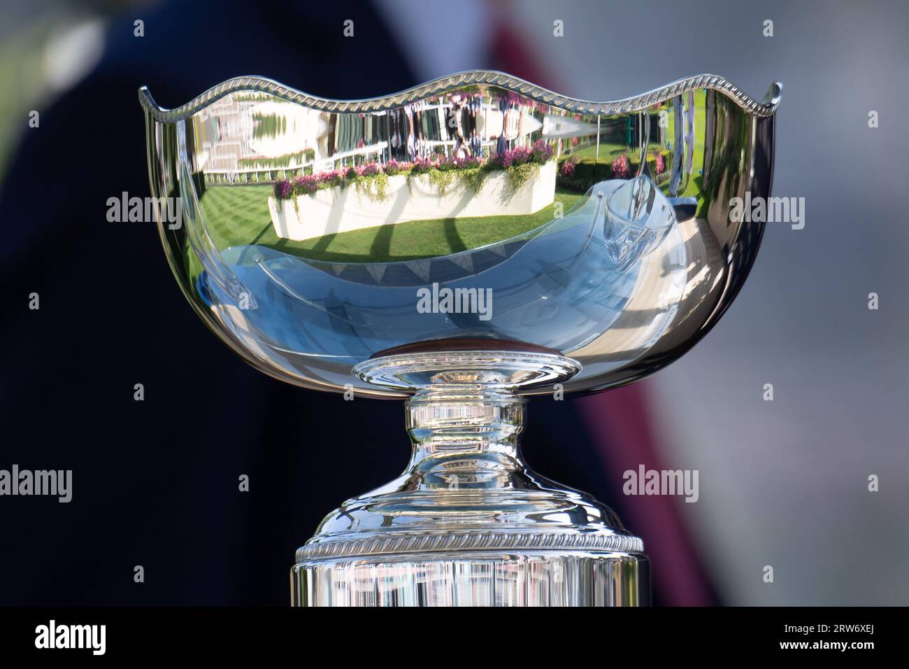 Ascot, Berkshire, Vereinigtes Königreich. September 2023. Der Siegerpokal für die Bet365 Stakes, gewonnen vom Pferd Quinault, das von Jockey Luke Catton geritten wurde. Kredit: Maureen McLean/Alamy Stockfoto