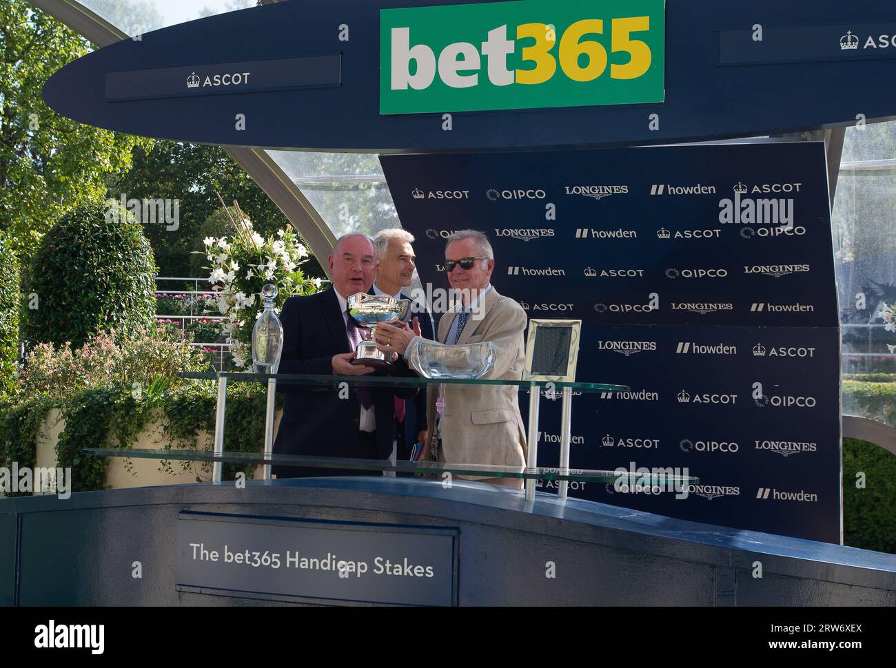 Ascot, Berkshire, Vereinigtes Königreich. September 2023. Die Winners Präsentation für die Bet365 Stakes, gewonnen von Pferd Quinault, geritten von Jockey Luke Catton. Besitzer TJE Racing. Trainer Stuart Williams, Newmarket. Züchter, Stifung Gestut Fahrhof. Sponsor, Tote. Kredit: Maureen McLean/Alamy Stockfoto
