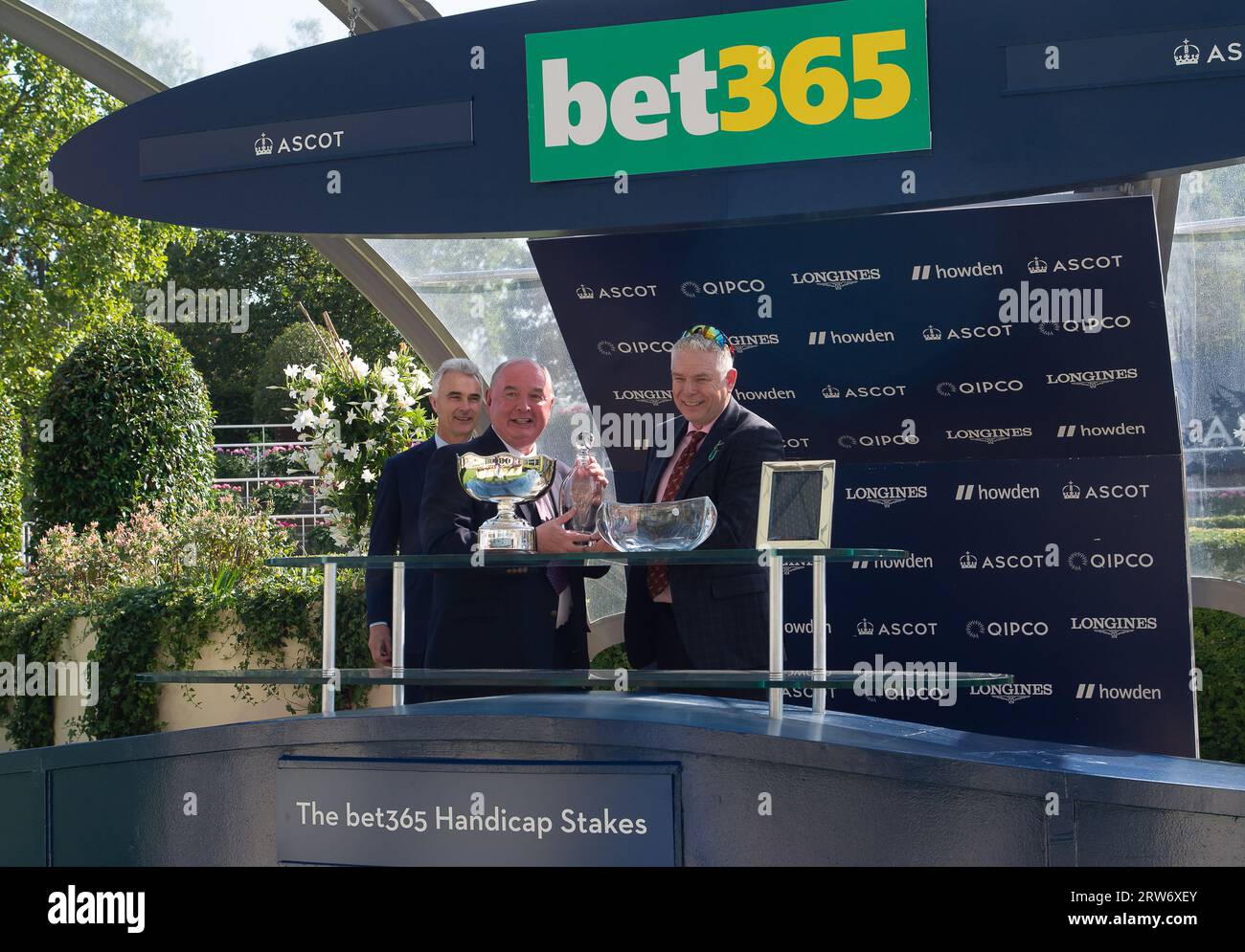 Ascot, Berkshire, Vereinigtes Königreich. September 2023. Die Winners Präsentation für die Bet365 Stakes, gewonnen von Pferd Quinault, geritten von Jockey Luke Catton. Besitzer TJE Racing. Trainer Stuart Williams, Newmarket. Züchter, Stifung Gestut Fahrhof. Sponsor, Tote. Kredit: Maureen McLean/Alamy Stockfoto