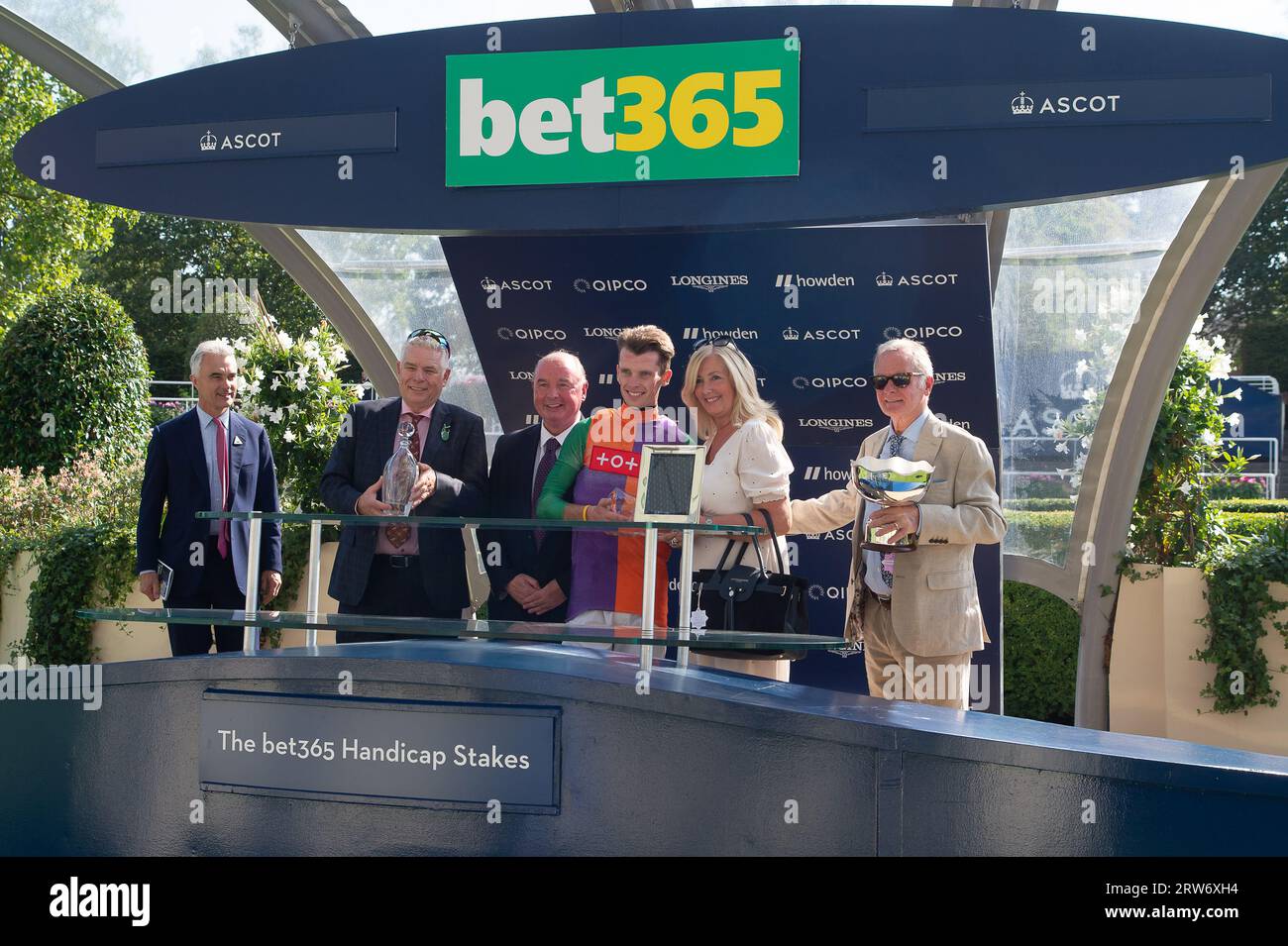 Ascot, Berkshire, Vereinigtes Königreich. September 2023. Die Winners Präsentation für die Bet365 Stakes, gewonnen von Pferd Quinault, geritten von Jockey Luke Catton. Besitzer TJE Racing. Trainer Stuart Williams, Newmarket. Züchter, Stifung Gestut Fahrhof. Sponsor, Tote. Kredit: Maureen McLean/Alamy Stockfoto
