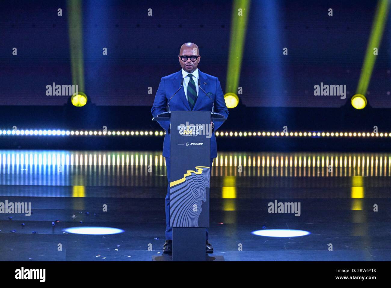 Düsseldorf, Deutschland. September 2023. Theodore (Ted) Colbert III, President und CEO von Boeing Defense, Space & Security. Die Invictus Games Düsseldorf enden mit einer Abschlusszeremonie in der Merkur Spiel Arena. In diesem Jahr nahmen 21 Nationen an den Spielen Teil. Atthäter ziehen durch die Arena und nehmen Teil, und es gibt Auftritte von Sängern Sam Ryder und Rita ora sowie Reden von Prinz Harry, dem deutschen Präsidenten Steinmeyer und anderen Würdenträgern. Quelle: Imageplotter/Alamy Live News Stockfoto