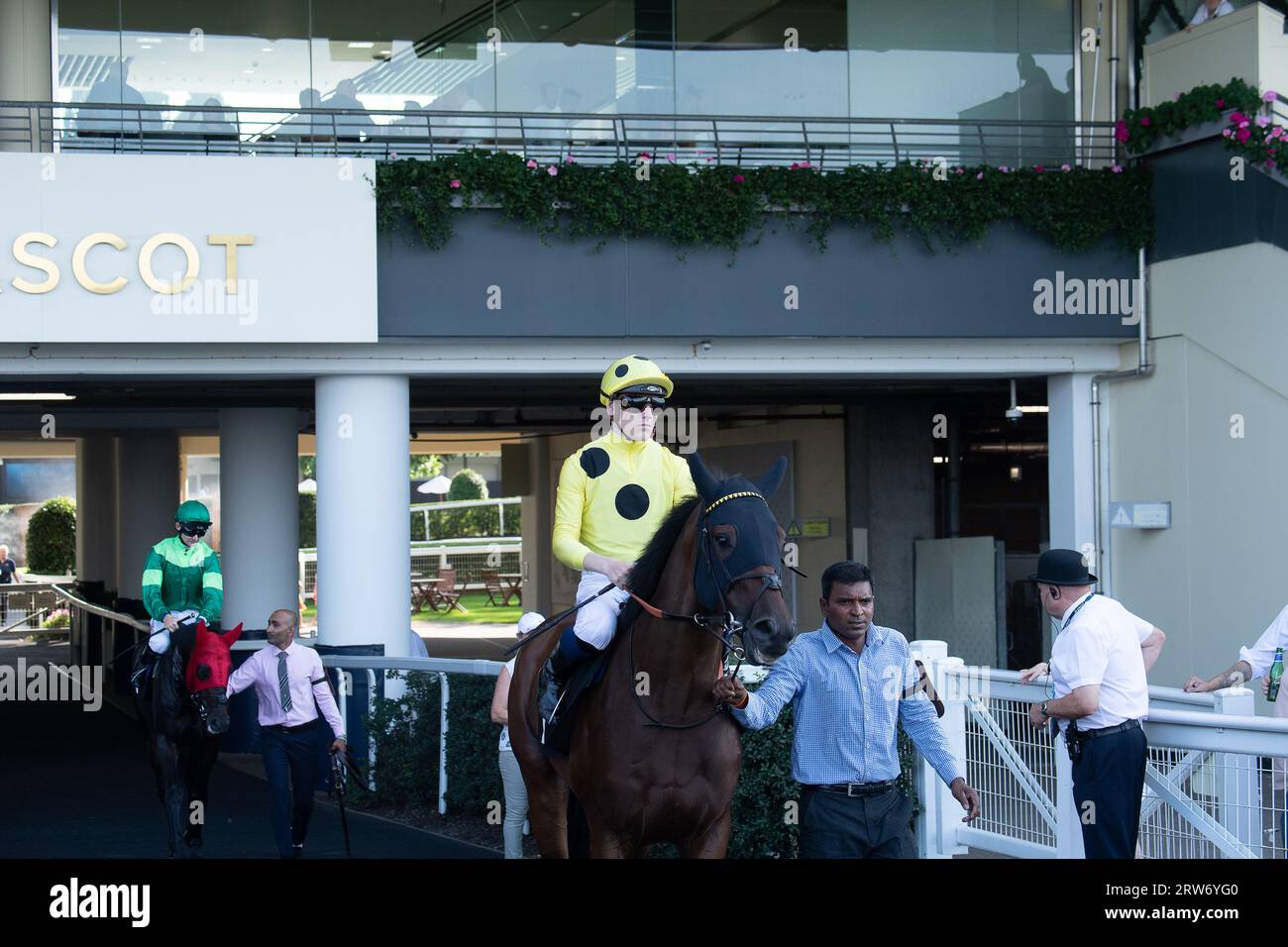 Ascot, Berkshire, Vereinigtes Königreich. September 2023. Horse Botanial wird von Jockey Cameron Noble geritten und begibt sich auf die Rennstrecke auf der Ascot Racecourse für den Victoria Racing Club Conricted Handicap Stakes. Kredit: Maureen McLean/Alamy Stockfoto