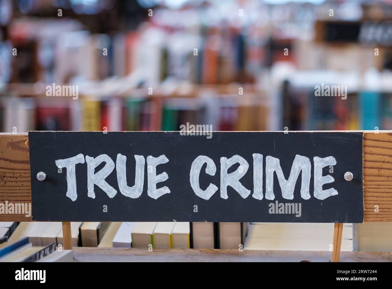 Die True Crime Section Eines Buchladens Stockfoto