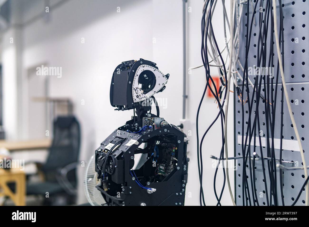 Perm, Russland - 13. Juli 2023: Halbmontierter humanoider Roboter im Montageprozess in der Werkstatt Stockfoto