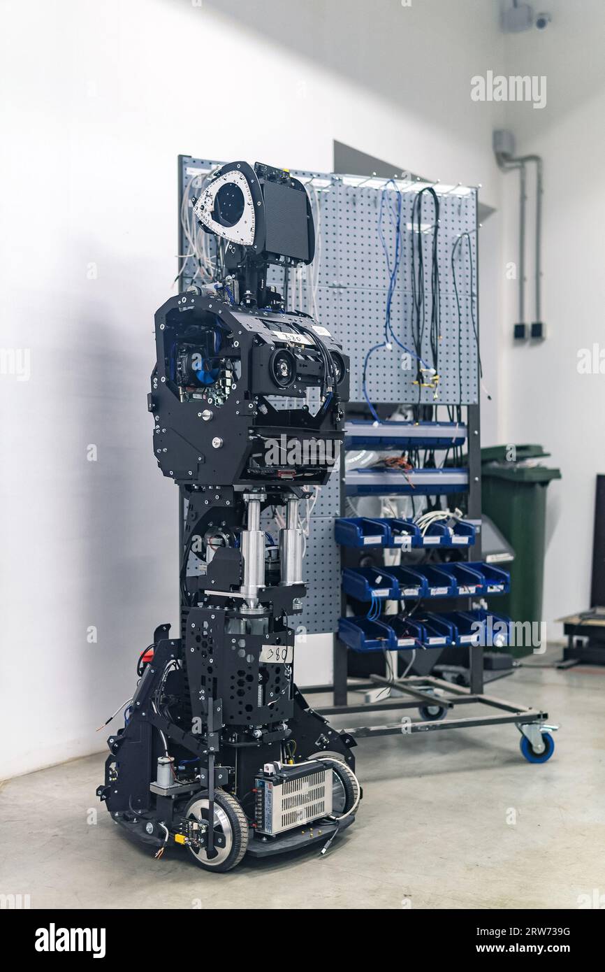 Perm, Russland - 13. Juli 2023: Halbmontierter humanoider Roboter im Prozess der Montage und Anpassung in der Werkstatt Stockfoto