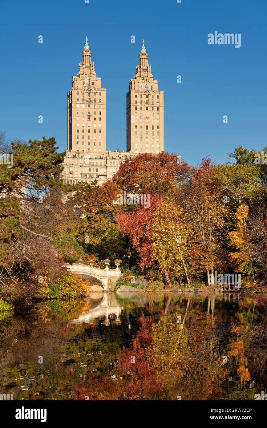 Central Park Bow Bridge mit dem See im Herbst. Upper West Side von Manhattan. New York City Stockfoto