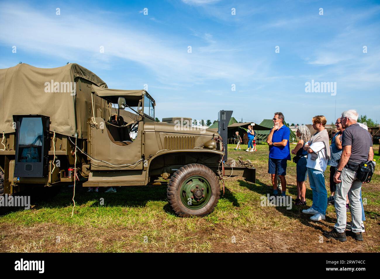 Nijmegen, Niederlande. September 2023. Die Menschen sehen Informationen über den Krieg auf einem Bildschirm auf einem militärischen Jeep. In diesem Monat werden es 79 Jahre her sein, dass die Truppen der 82. US-amerikanischen Luftwaffendivision den Fluss Waal in Nijmegen überquerten, um die Stadt von den deutschen Besatzern zu befreien. Aus diesem Grund wurde am Flussufer ein Lager aus dem Zweiten Weltkrieg neu errichtet, in dem Reenactors (Teilnehmer in authentischer Militärkleidung) die Besucher in die Zeit mit lebendiger Geschichte zurückbrachten. (Foto: Ana Fernandez/SOPA Images/SIPA USA) Credit: SIPA USA/Alamy Live News Stockfoto